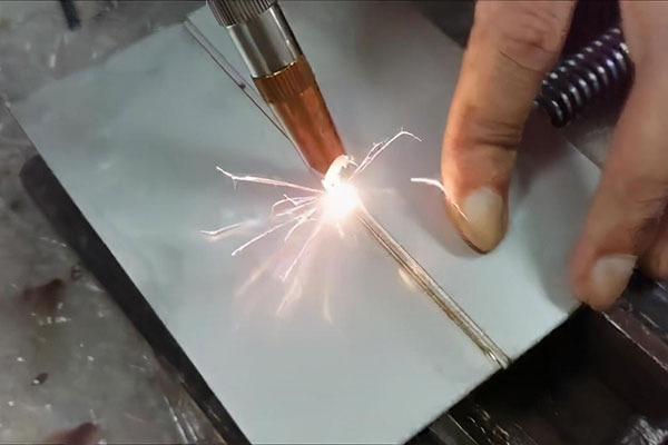 手持式激光焊接機與傳統(tǒng)焊接機比有什么優(yōu)勢？
